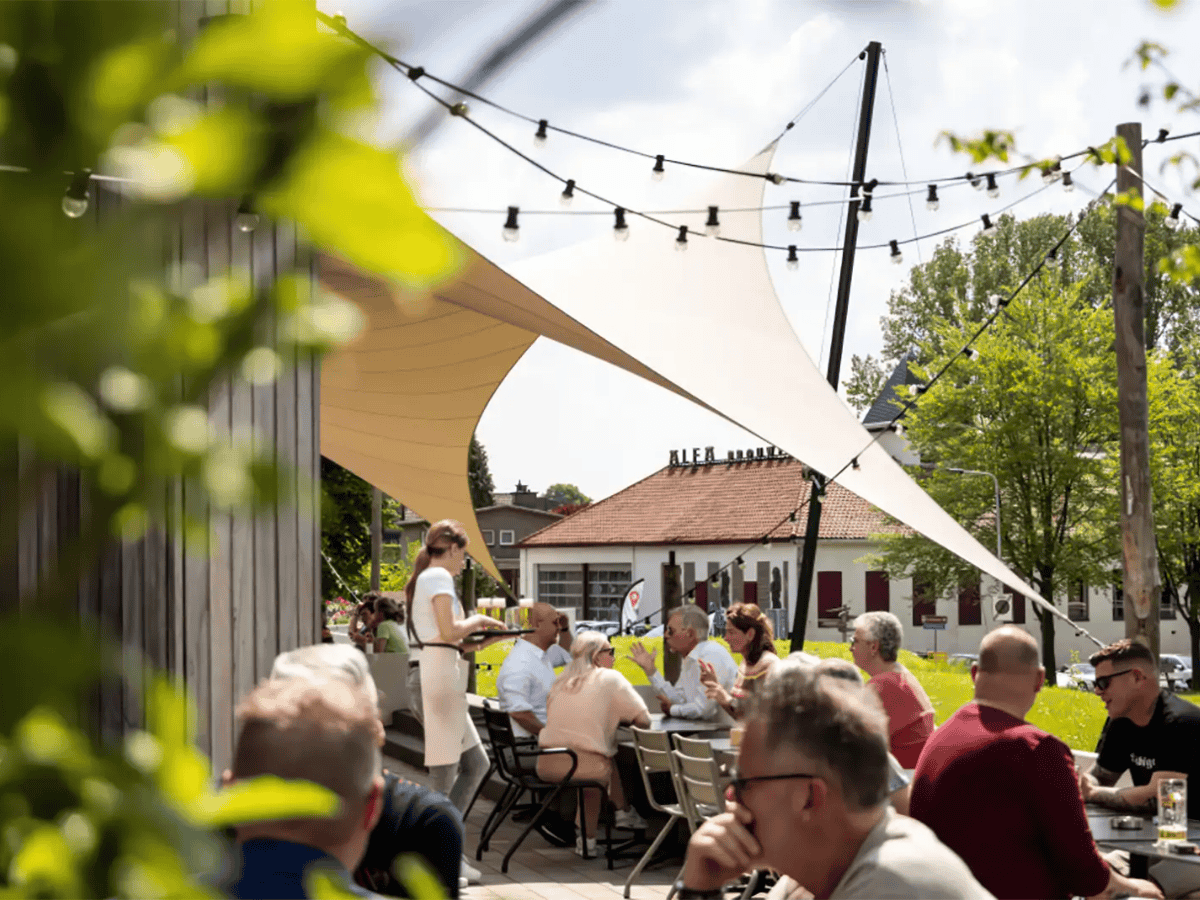 Festivalfood en bier op het Alfa Brouwerijcafé terras tegenover het festivalterrein